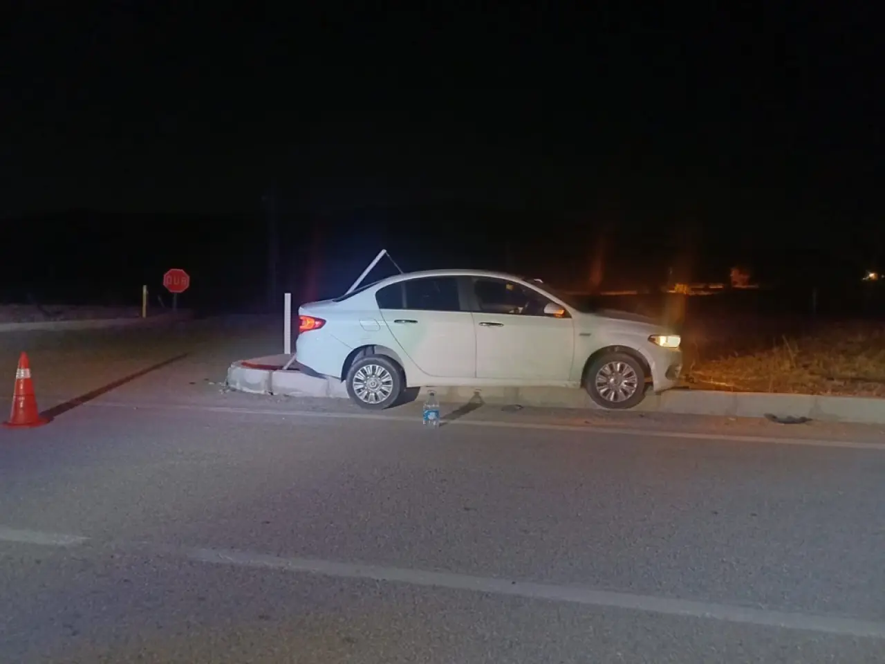 Otomobil Refüje Çarptı 1