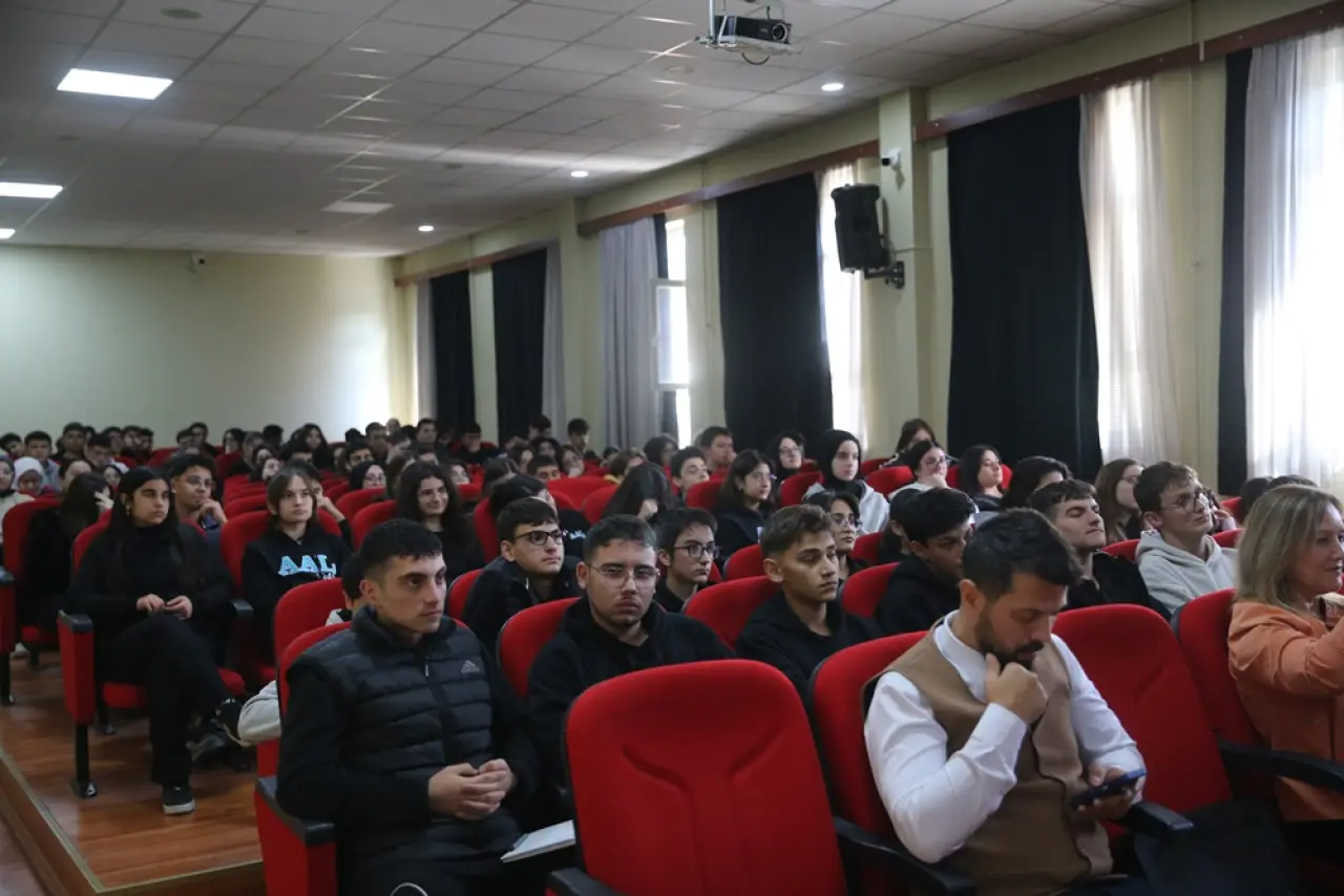 Söyleşilerinde Evcil Hayvanlara Dikkat Çekiyor 5