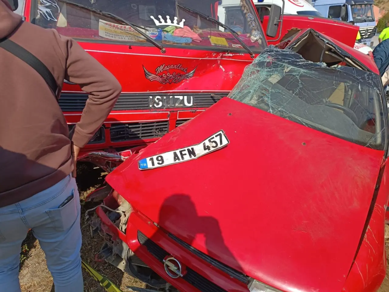 Otomobille Kamyonet Çarpıştı: 1 Ölü 3