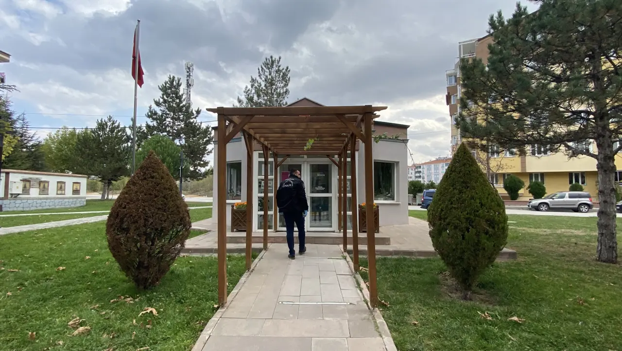 Motosikletli Saldırgan Muhtarlığa Kurşun Yağdırdı 6