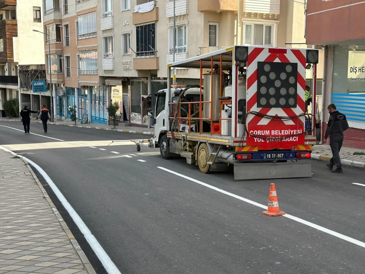 Asfaltlanan Caddelerde Yol Çizgileri Çekiliyor 1