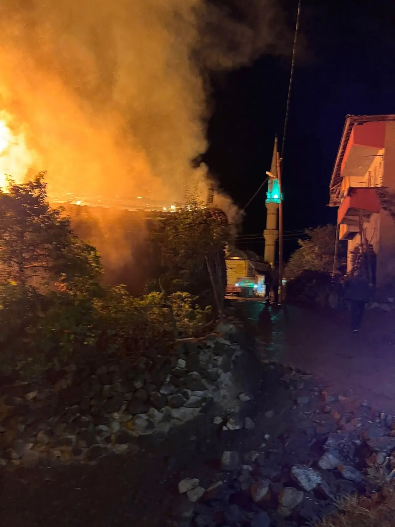 Alevlere Teslim Olan 3 Ev Küle Döndü 4