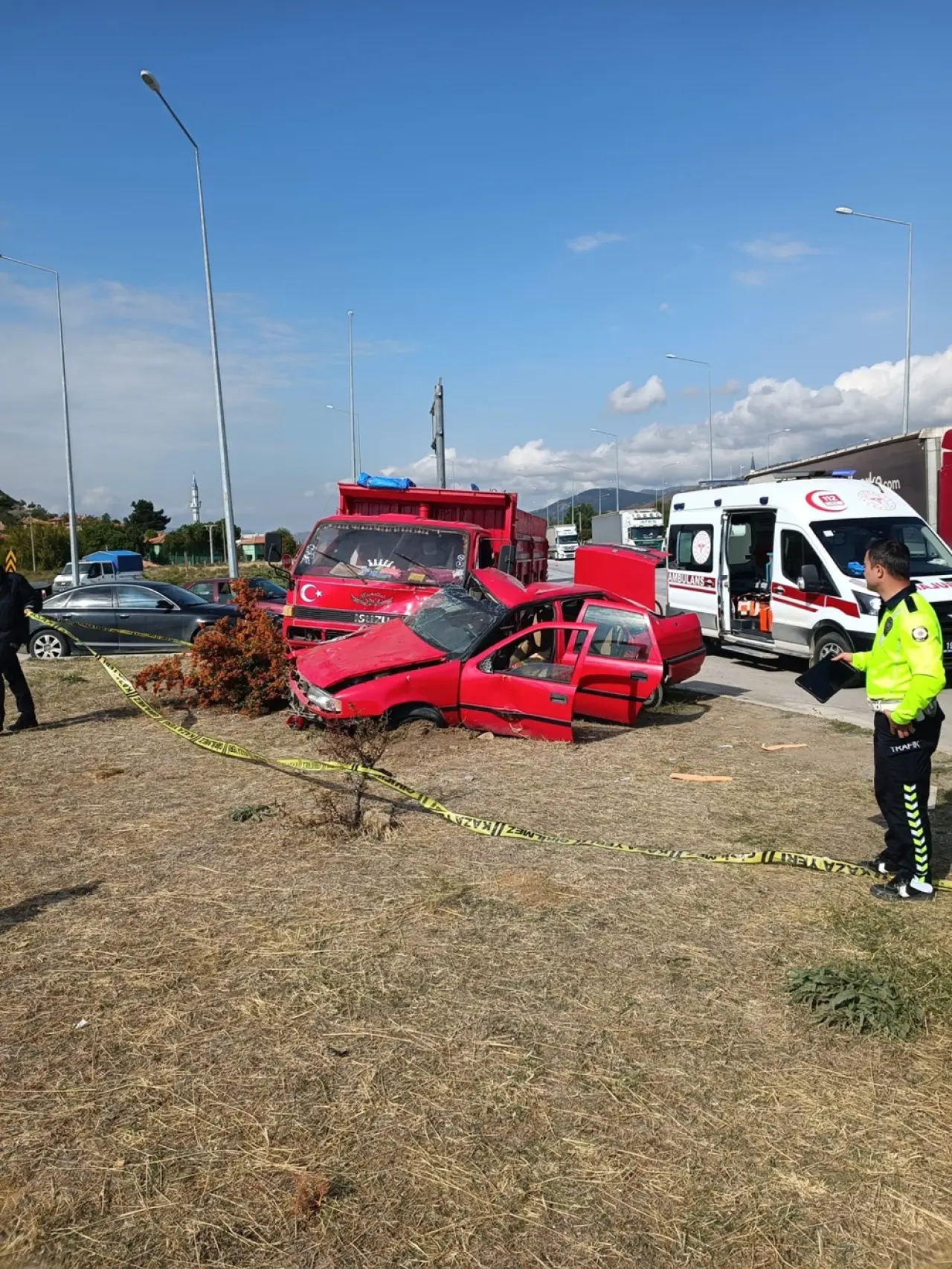 Otomobille Kamyonet Çarpıştı: 1 Ölü 5