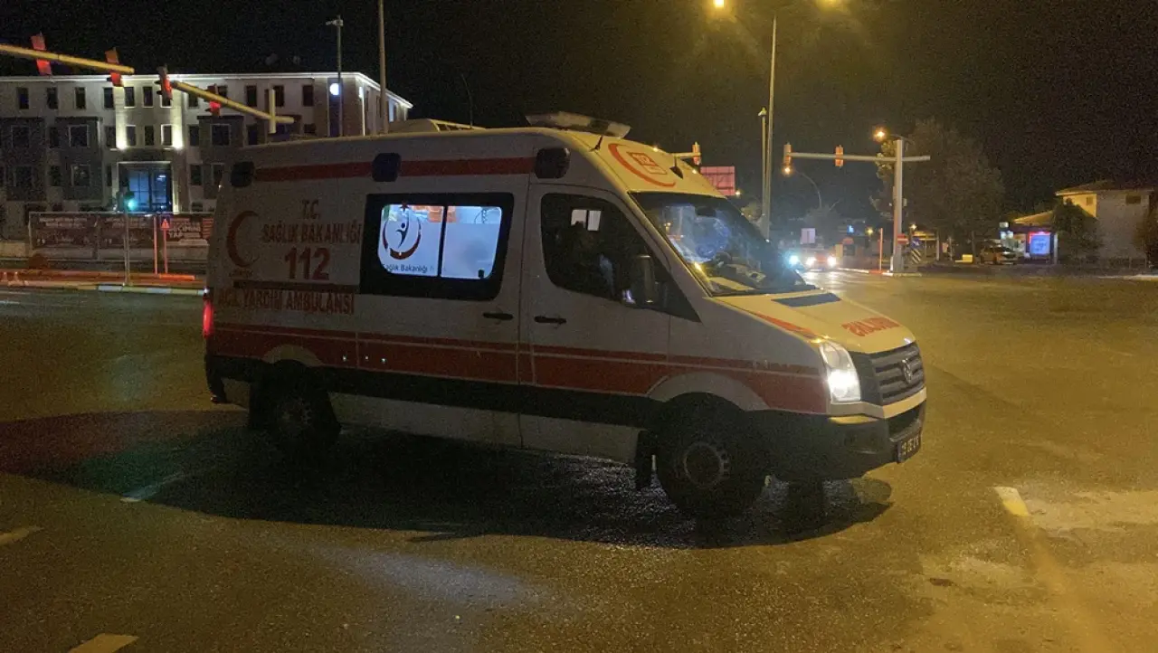 Otomobil Refüje Çarptı: 1 Yaralı 2