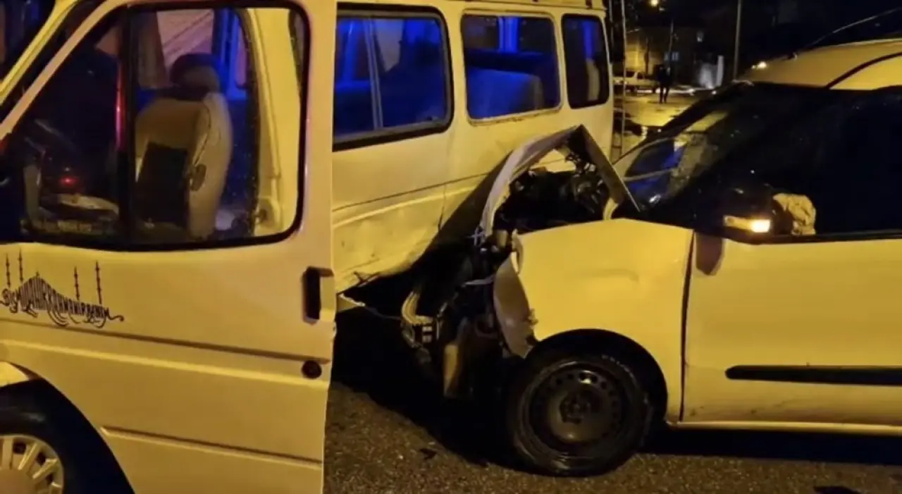 Minibüsle Hafif Ticari Araç Çarpıştı 4