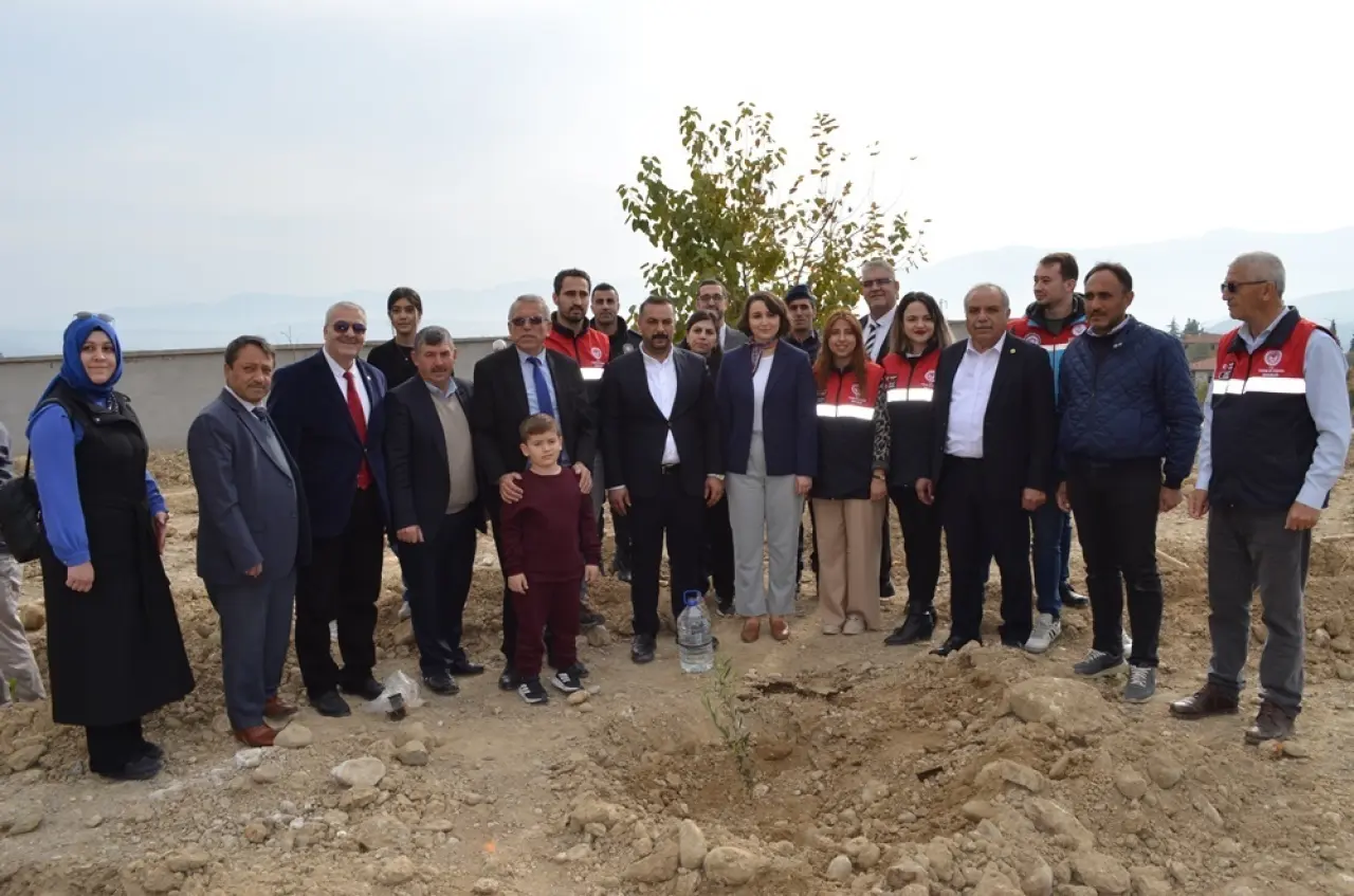 60 Meyve Fidanı Toprakla Buluşturuldu 1