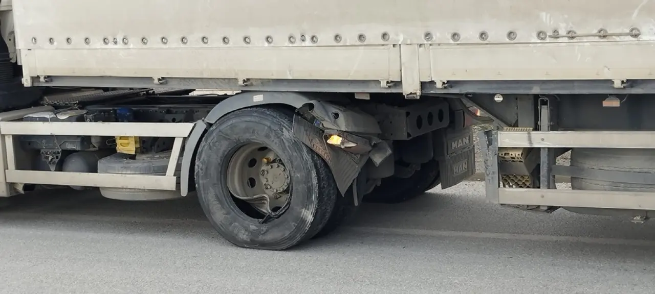 TIR’ın Otomobili Sıkıştırdığı Kaza Anı Kamerada 3