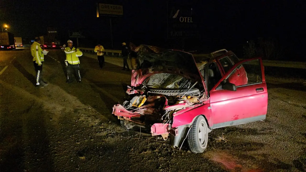 TIR ile Otomobil Çarpıştı: 2 Yaralı 3