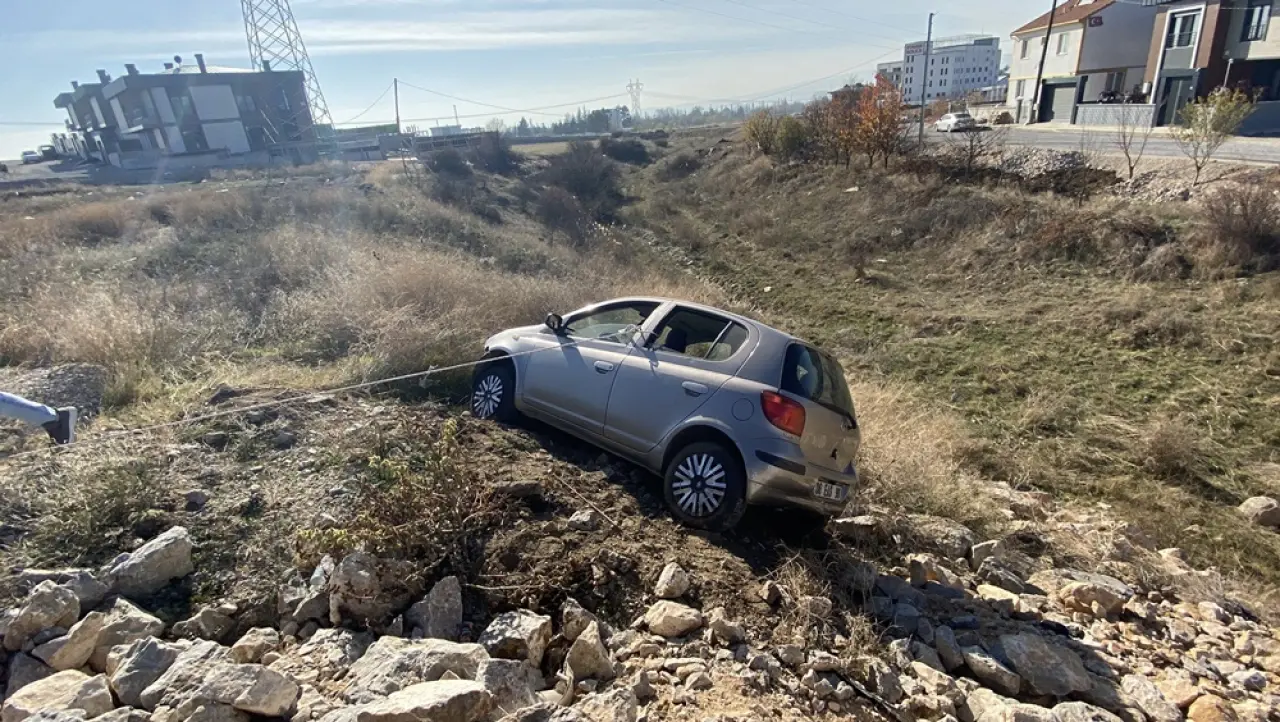 Otomobil Taşlık Alanda Asılı Kaldı 2