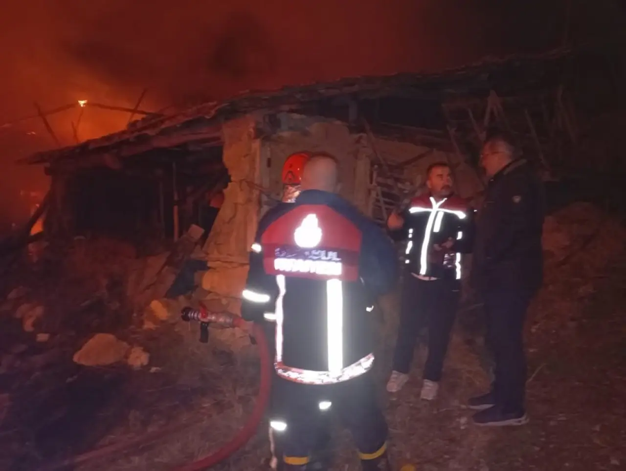 Ev, Alevlere Teslim Oldu 3