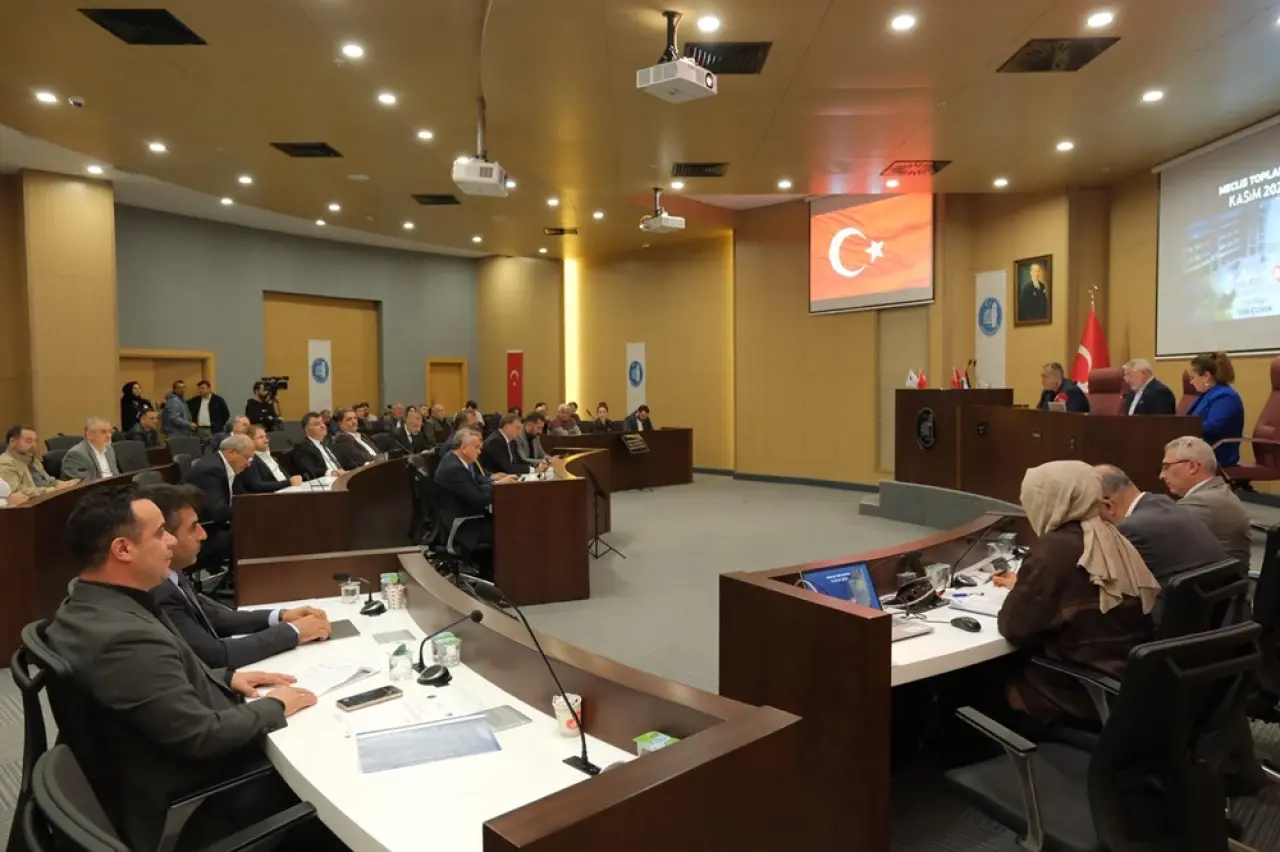 11 Okula Halı Saha, 2 Okula Spor Salonu 5