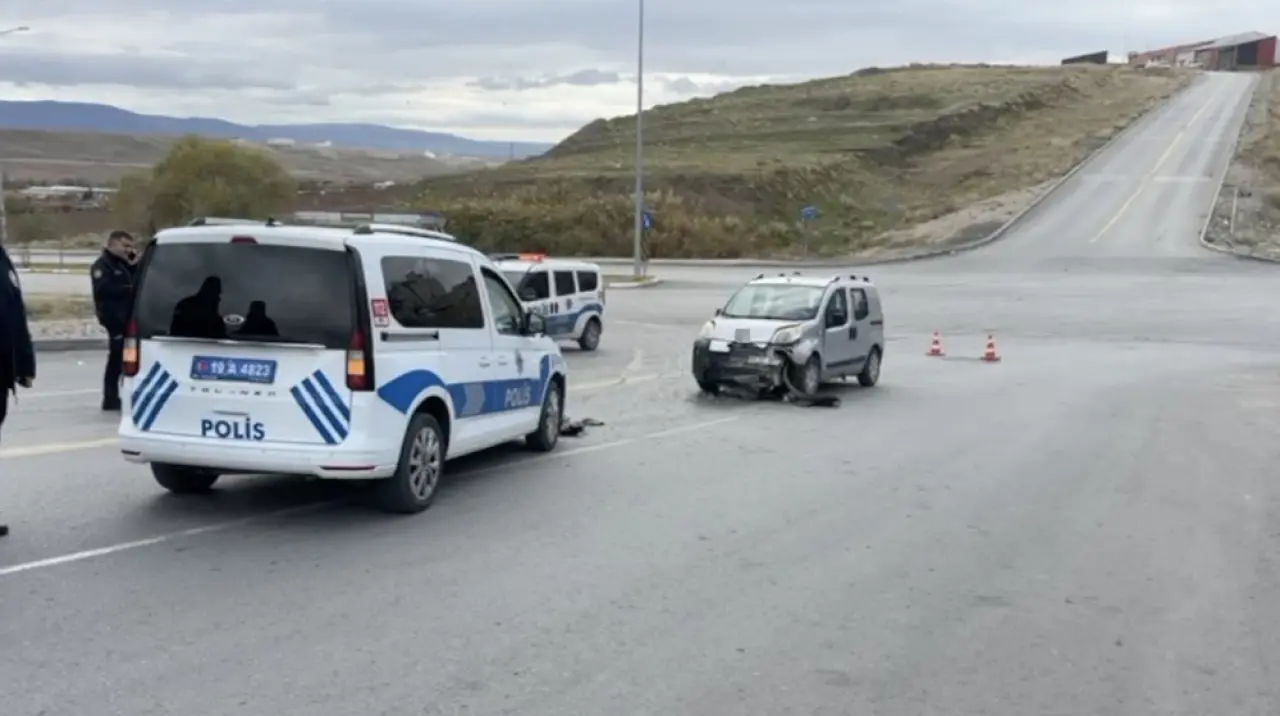 Polis Otosuyla Hafif Ticari Araç Çarpıştı 4