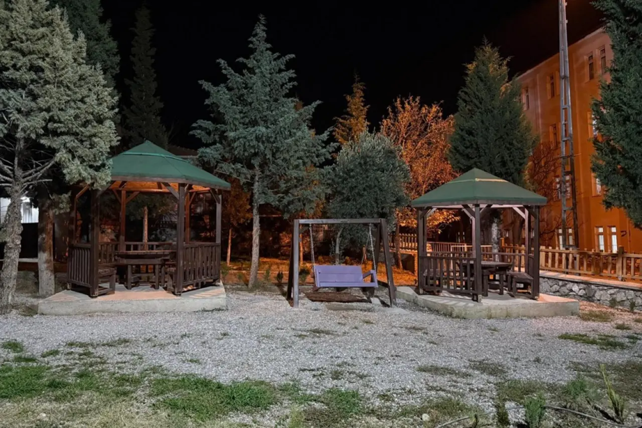 Eğitim çınarının adı parkta yaşatılıyor 1