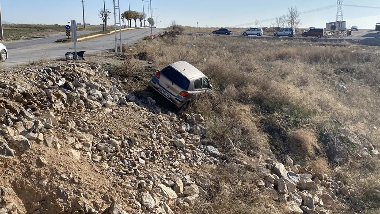 Otomobil Taşlık Alanda Asılı Kaldı 4