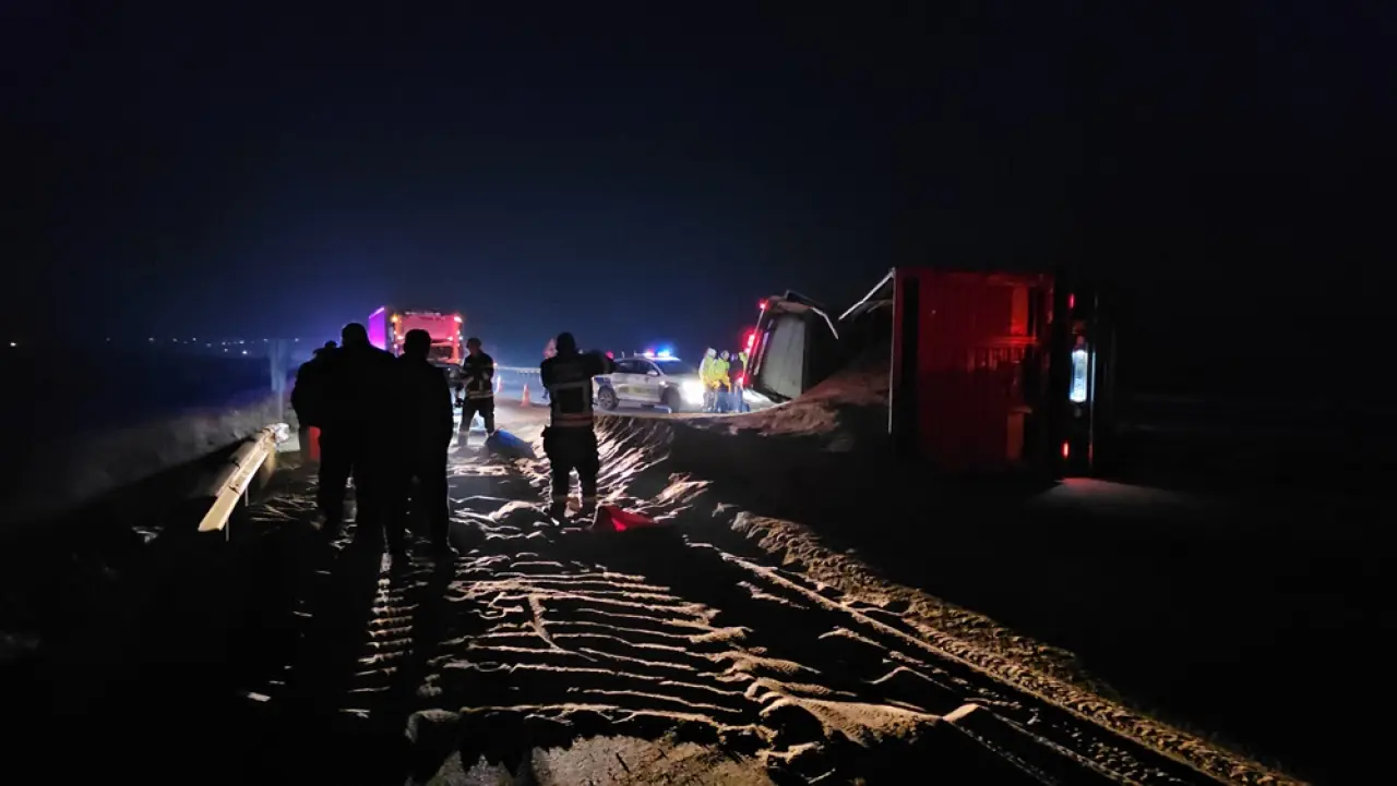 Yem Yüklü TIR Devrildi 6