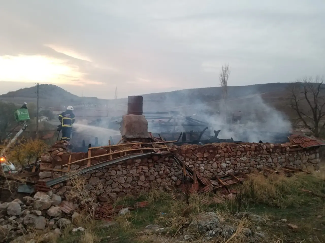 Eski Kıyafetleri Tandırda Ateşe Verdi 5