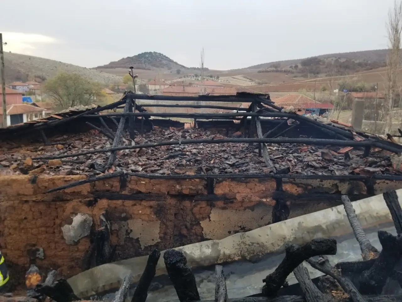 Eski Kıyafetleri Tandırda Ateşe Verdi 1