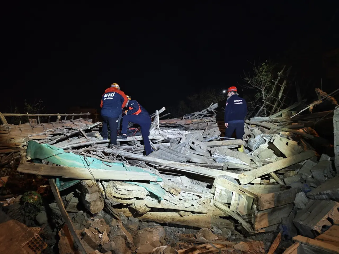 İki Katlı Metruk Bina Çöktü 2