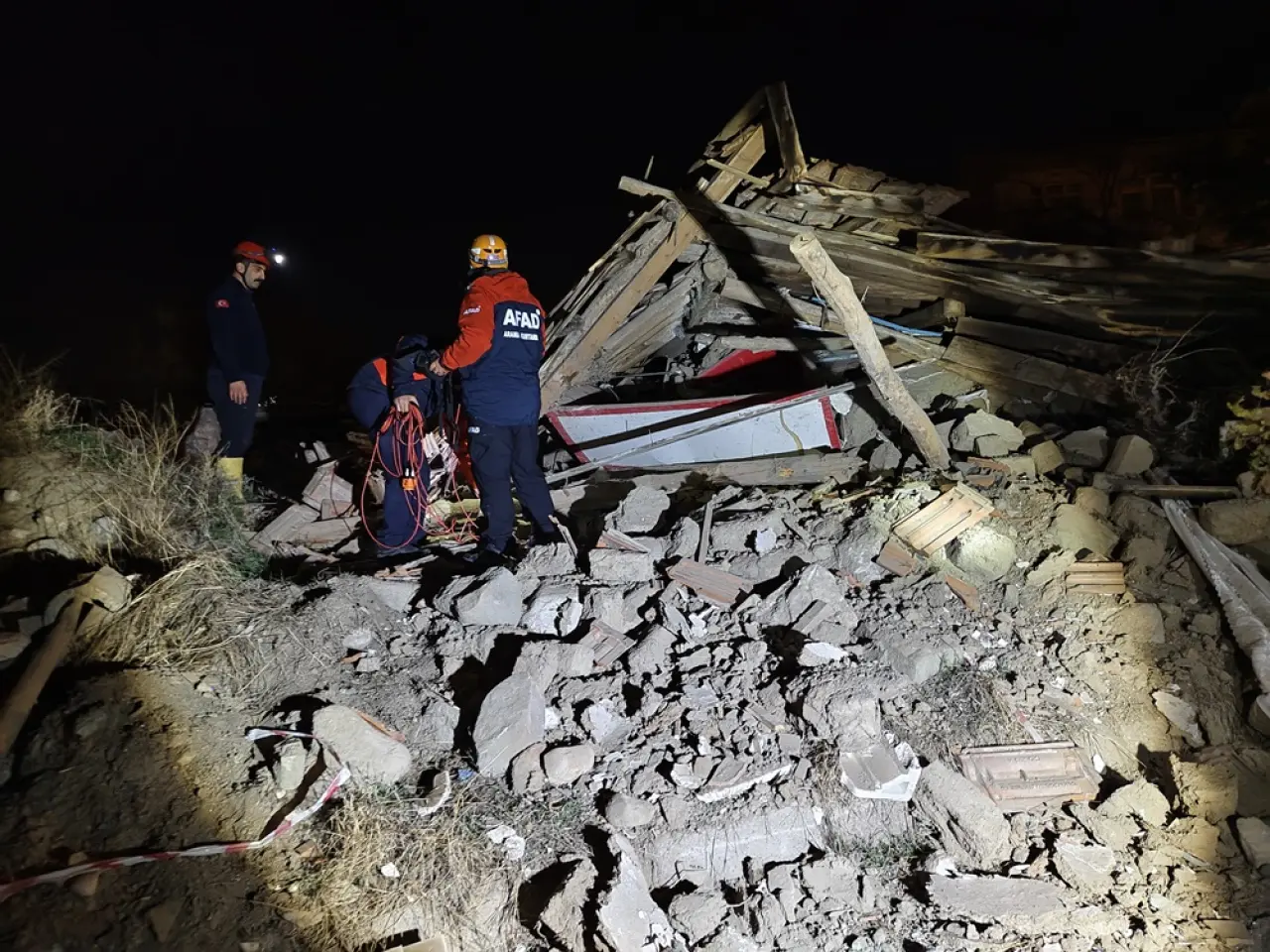 İki Katlı Metruk Bina Çöktü 1