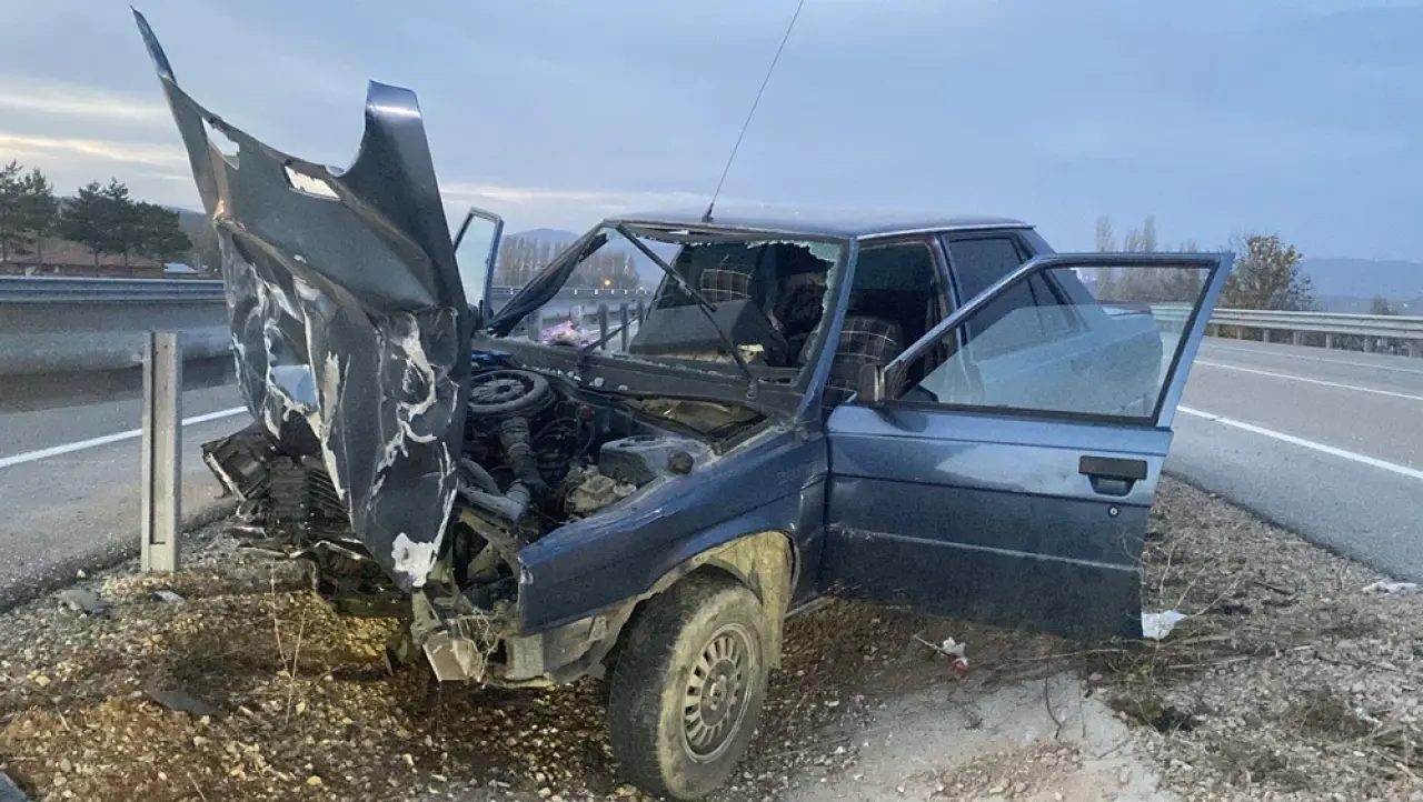 Otomobil Bariyere Çarptı: 2 Yaralı 1