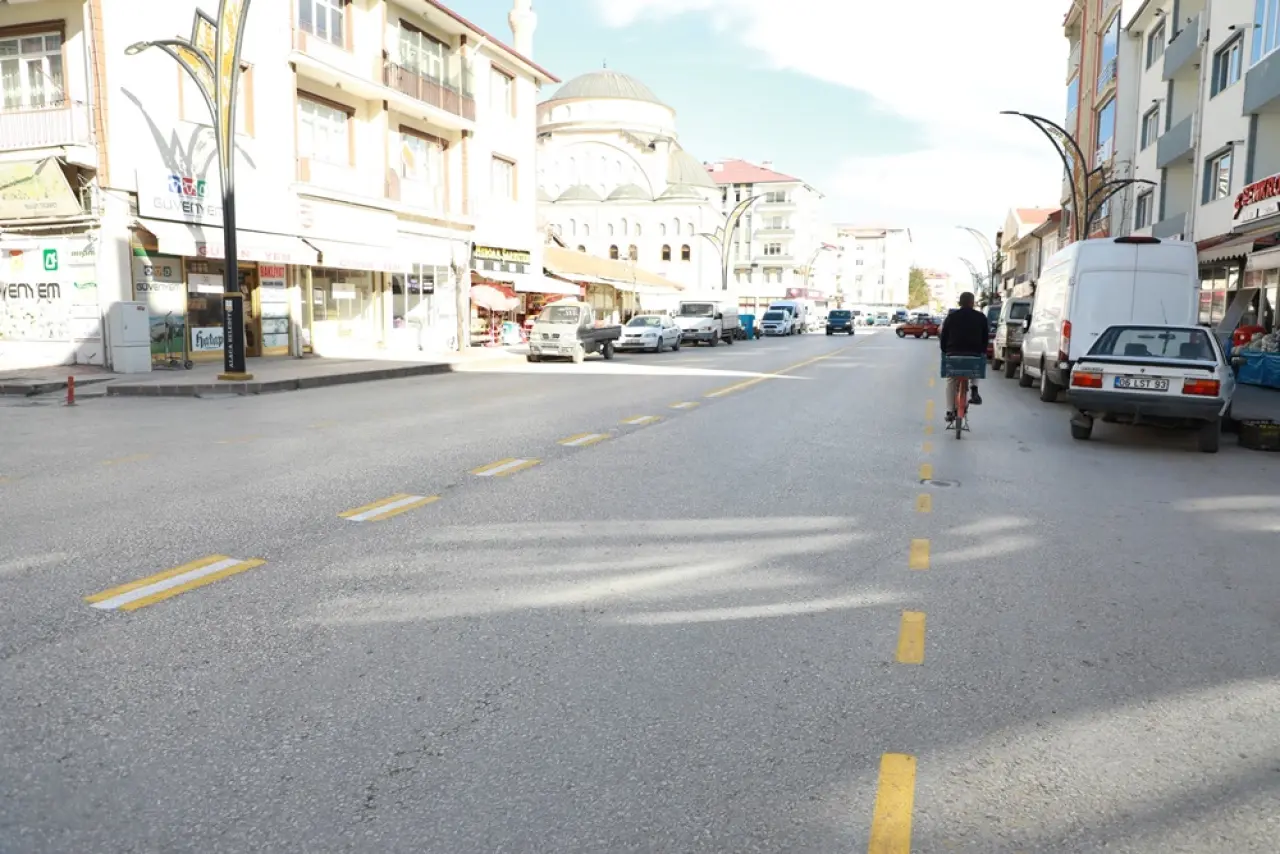 Alaca’da Caddelerin Yol Çizgileri Yenilendi 1