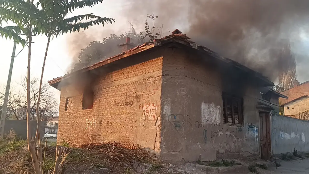 Metruk Evde Çıkan Yangın Söndürüldü 2