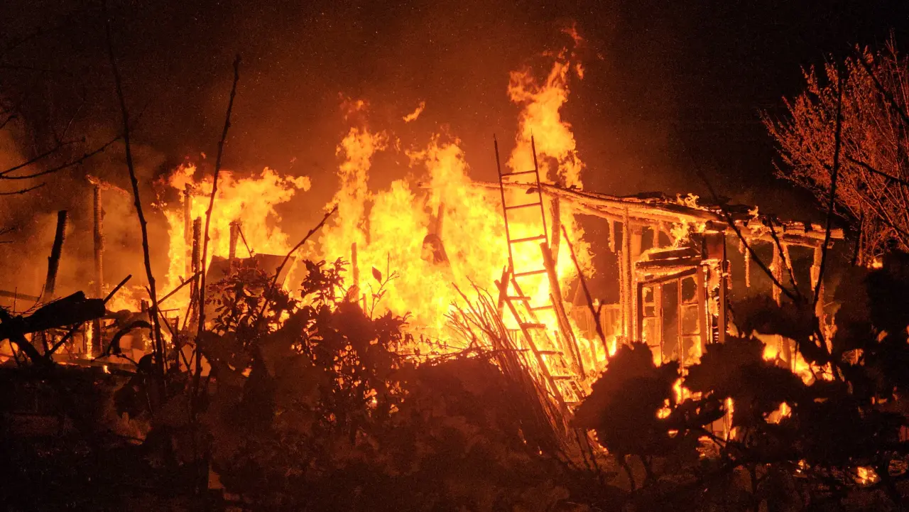 Yangın Çıktı, Bağ Evi Küle Döndü 3