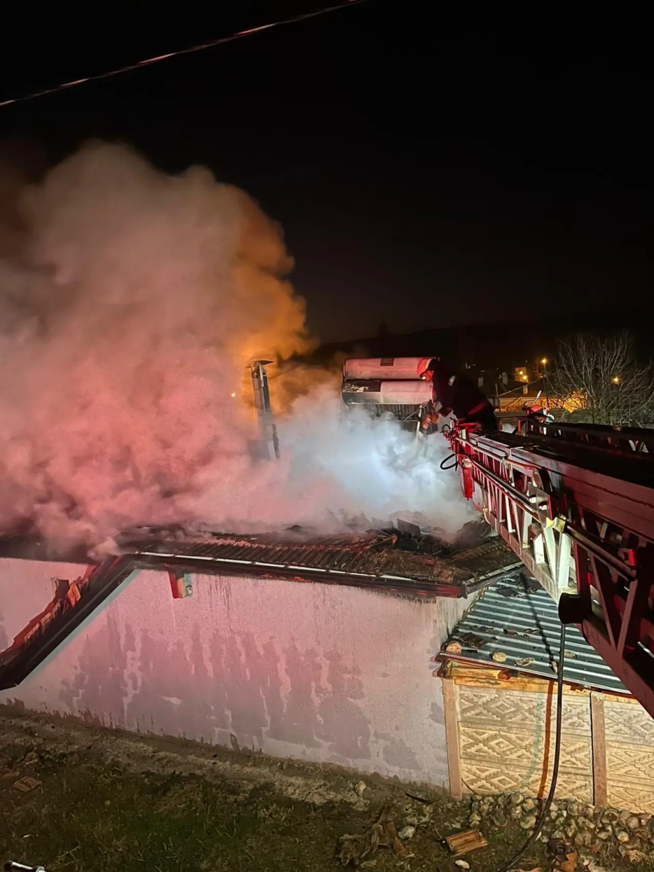 Yangına Teslim Olan Ev Küle Döndü 4