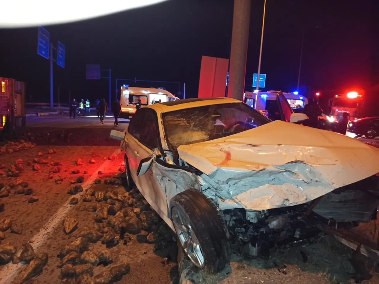 Pancarı Yüklü TIR ile Otomobil Çarpıştı 2