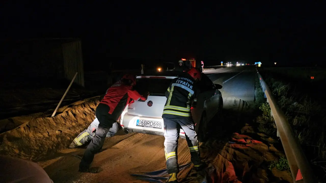 Yem Yüklü TIR Devrildi 4