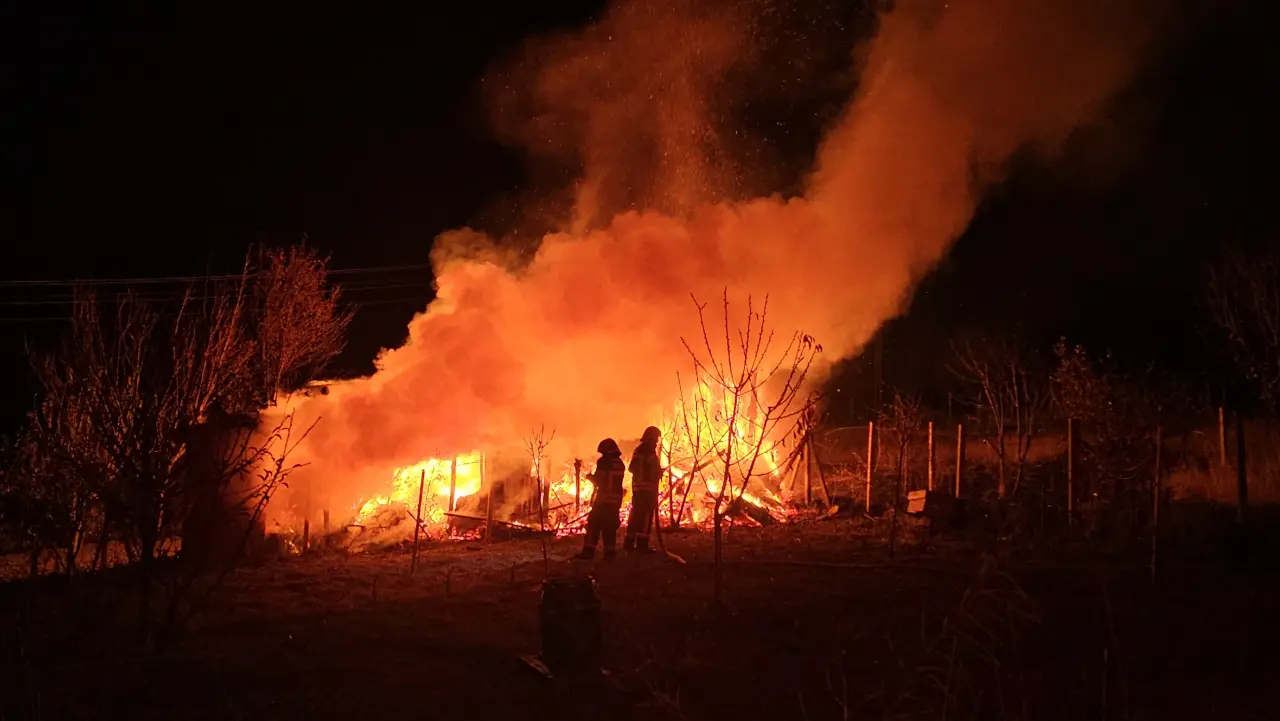 Yangın Çıktı, Bağ Evi Küle Döndü 5
