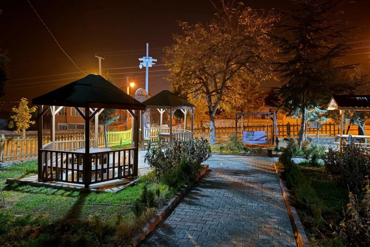 Eğitim çınarının adı parkta yaşatılıyor 3