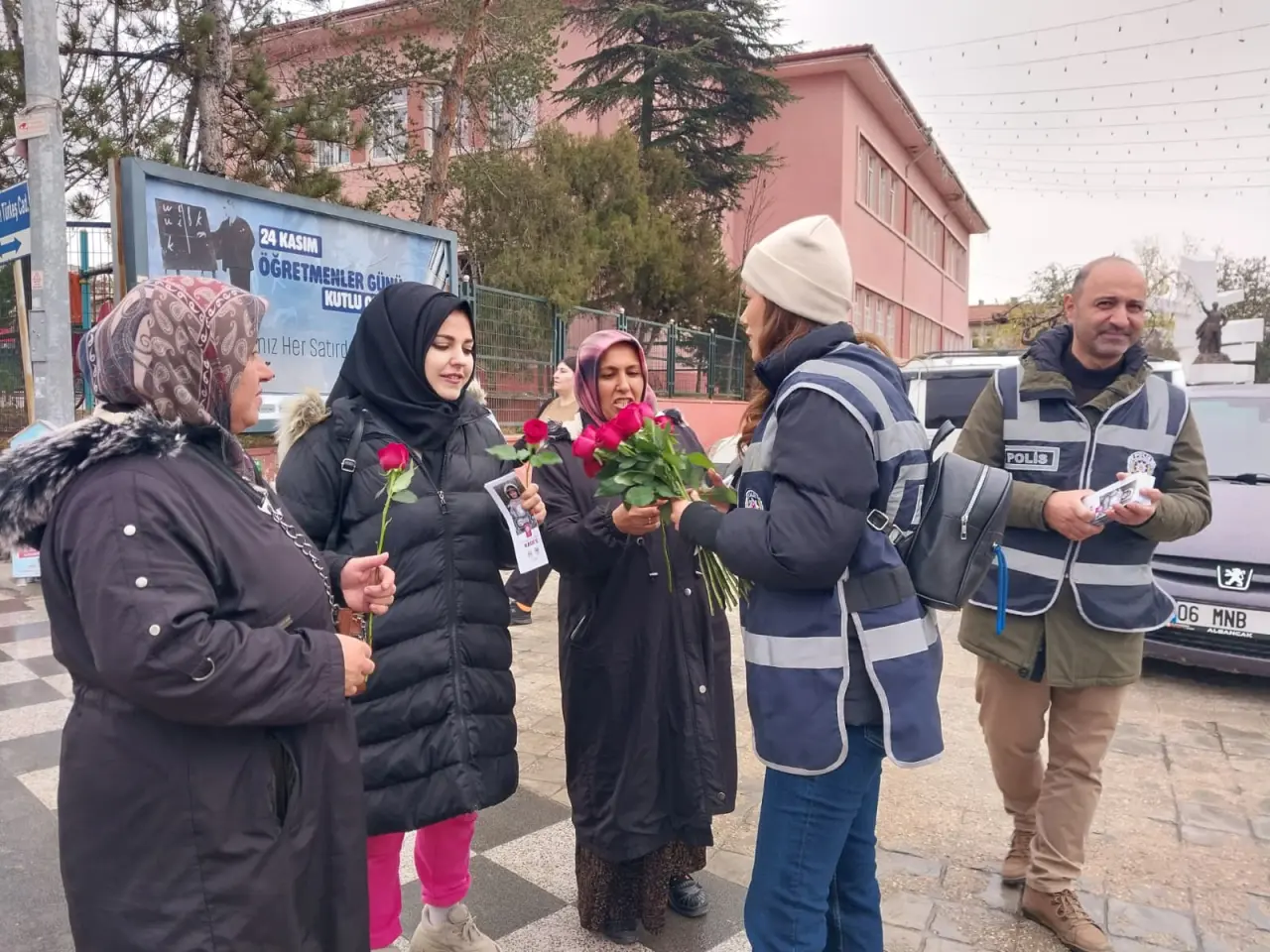 Polis ekiplerinden kadınlara KADES tanıtımı yapıldı 2