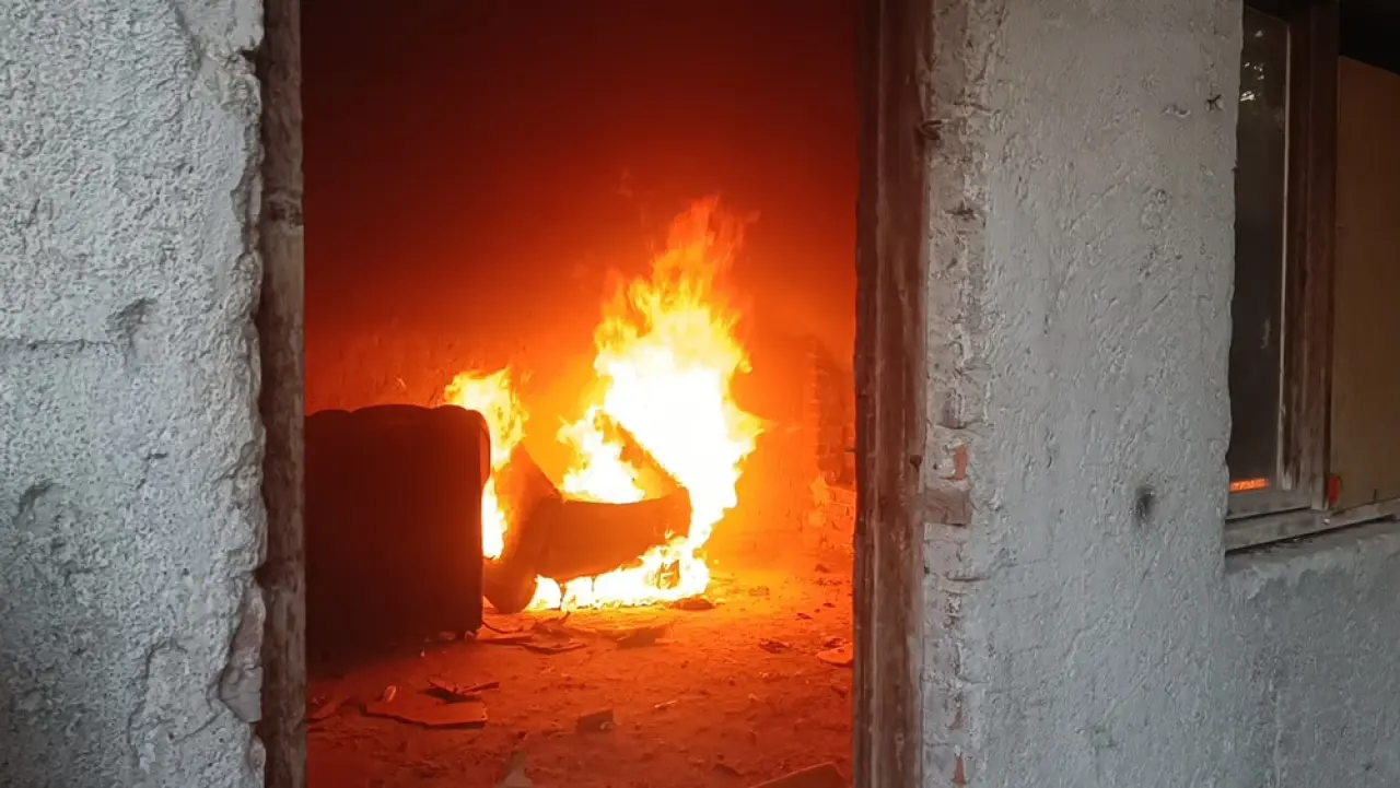 Metruk Evde Çıkan Yangın Söndürüldü 1