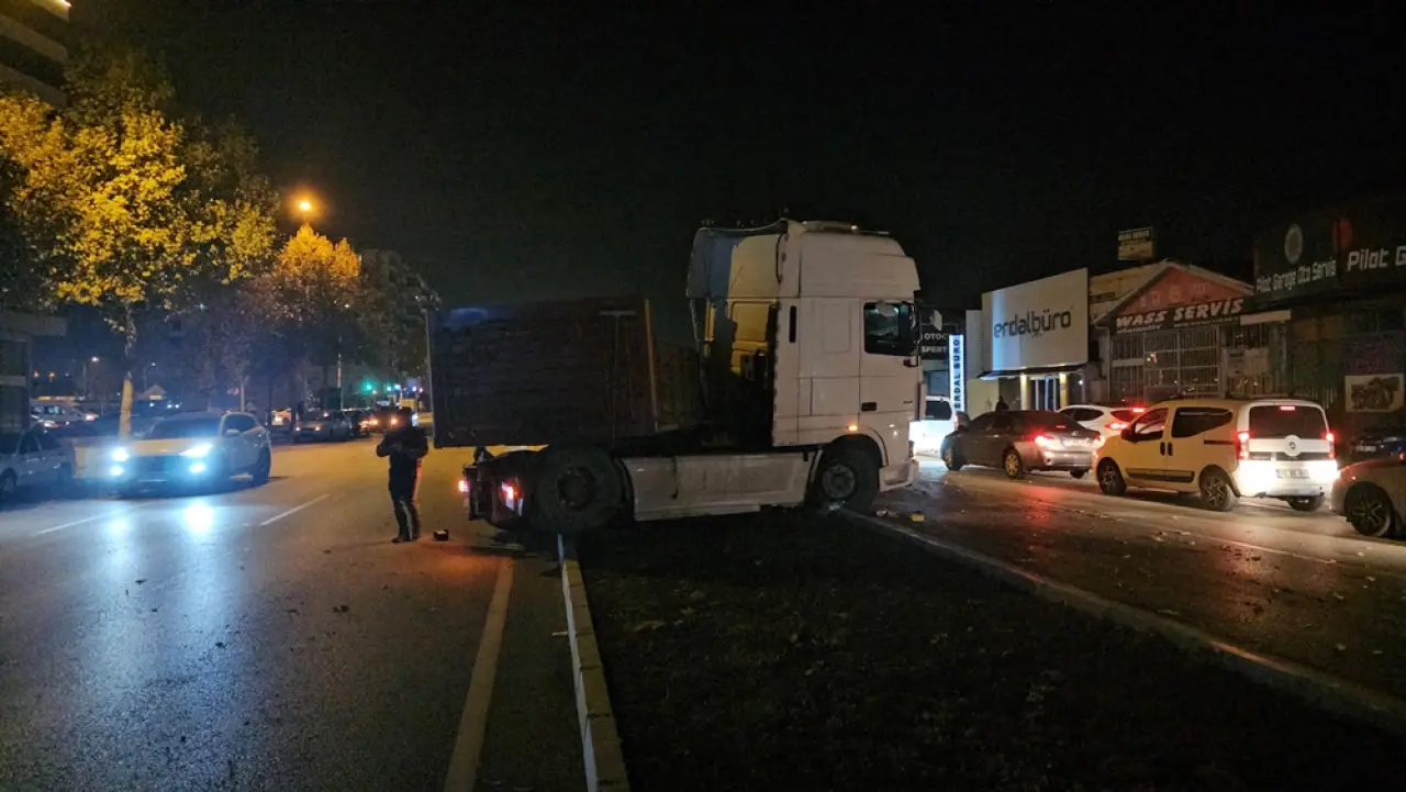 TIR’ın Çarptığı Otomobilin Sürücüsü Yaralandı 2