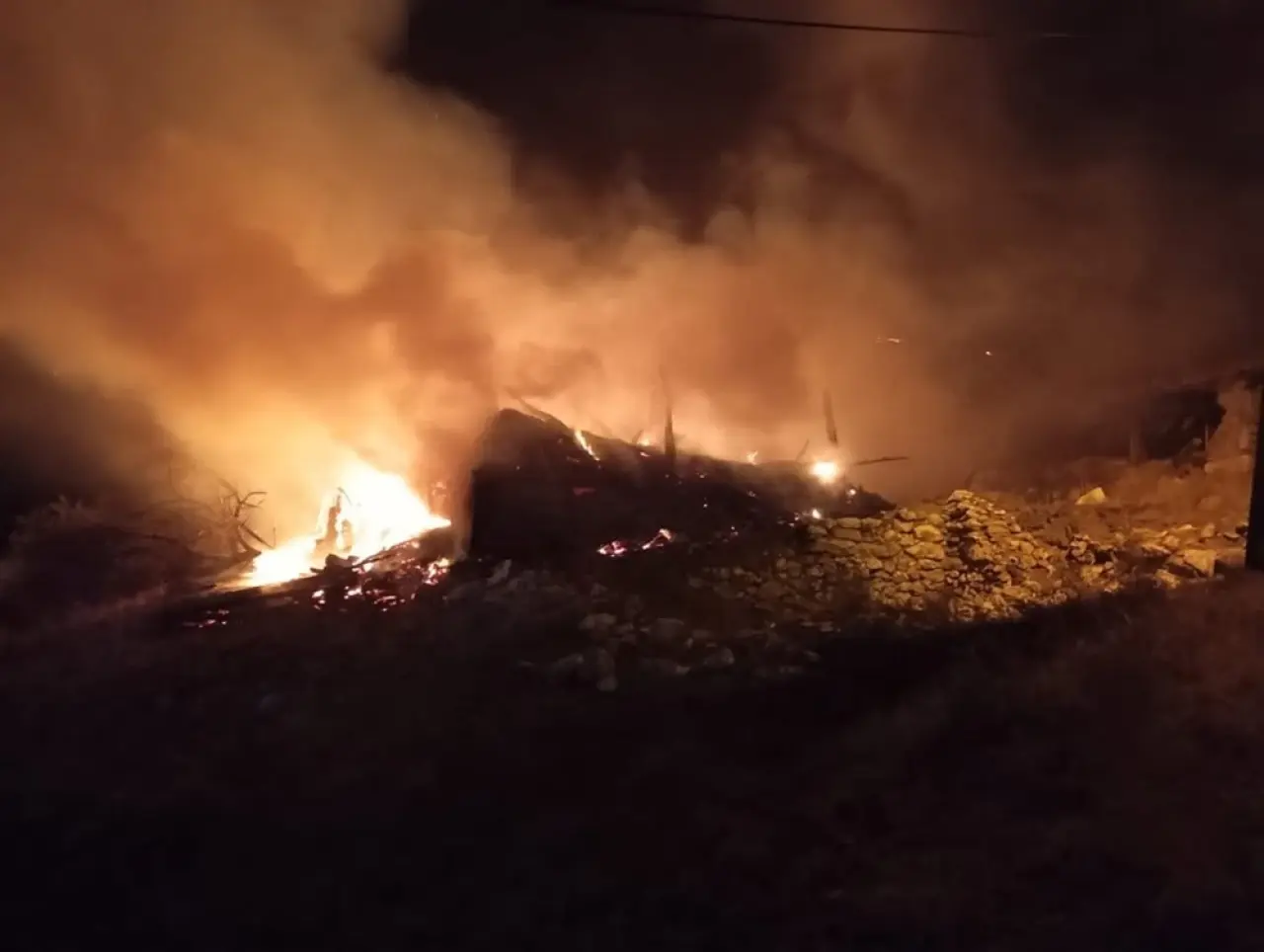 Ev, Alevlere Teslim Oldu 2