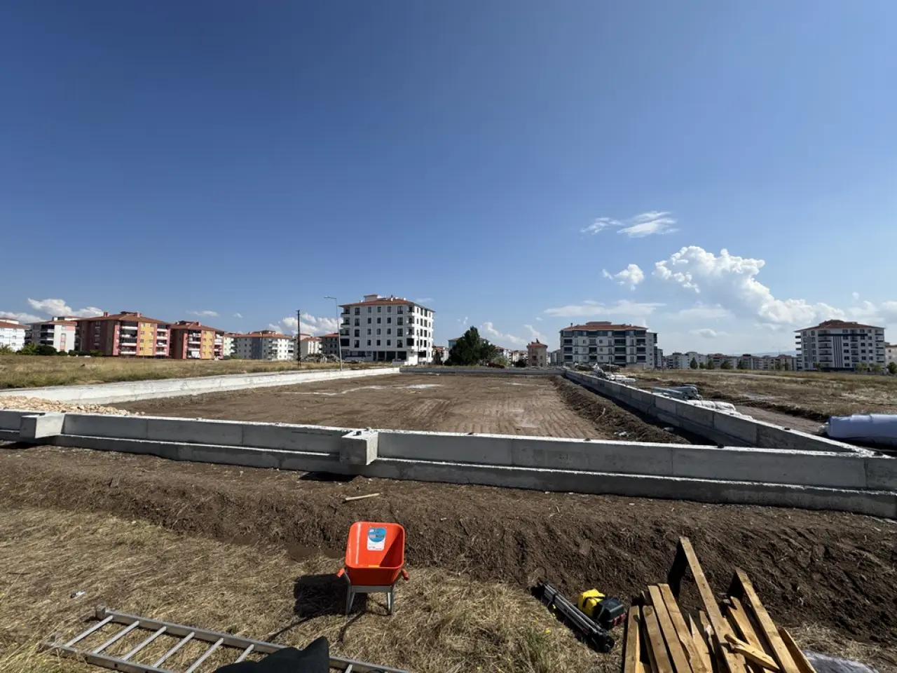 11 Okula Halı Saha, 2 Okula Spor Salonu 2