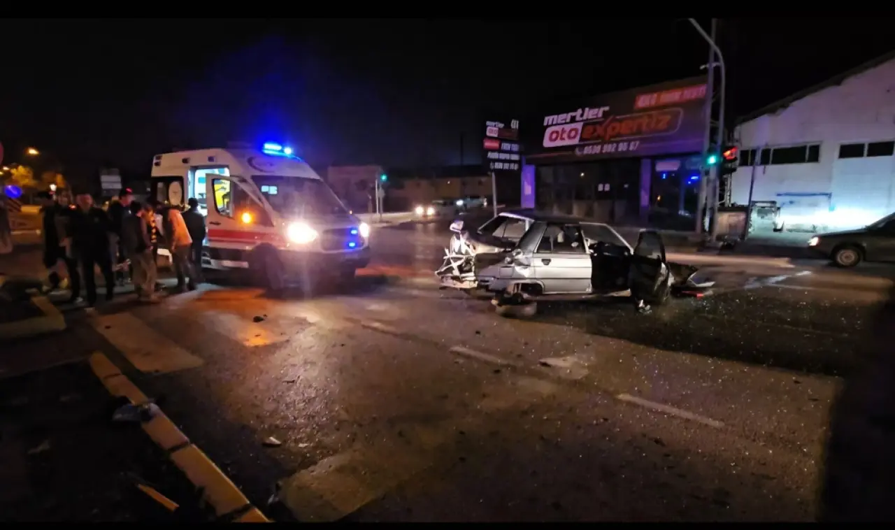 TIR’ın Çarptığı Otomobilin Sürücüsü Yaralandı 4