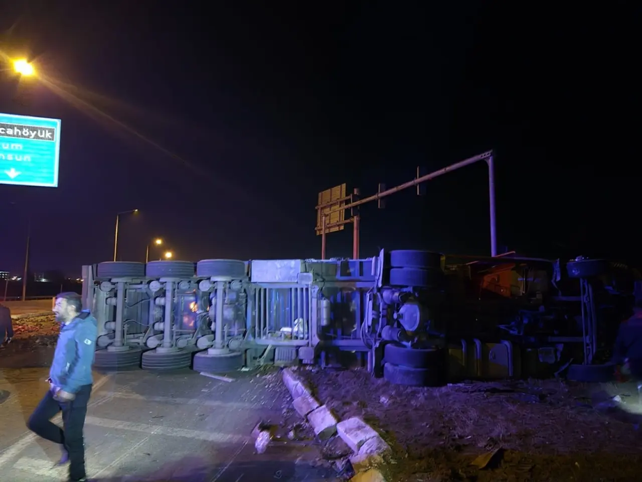 Pancarı Yüklü TIR ile Otomobil Çarpıştı 4