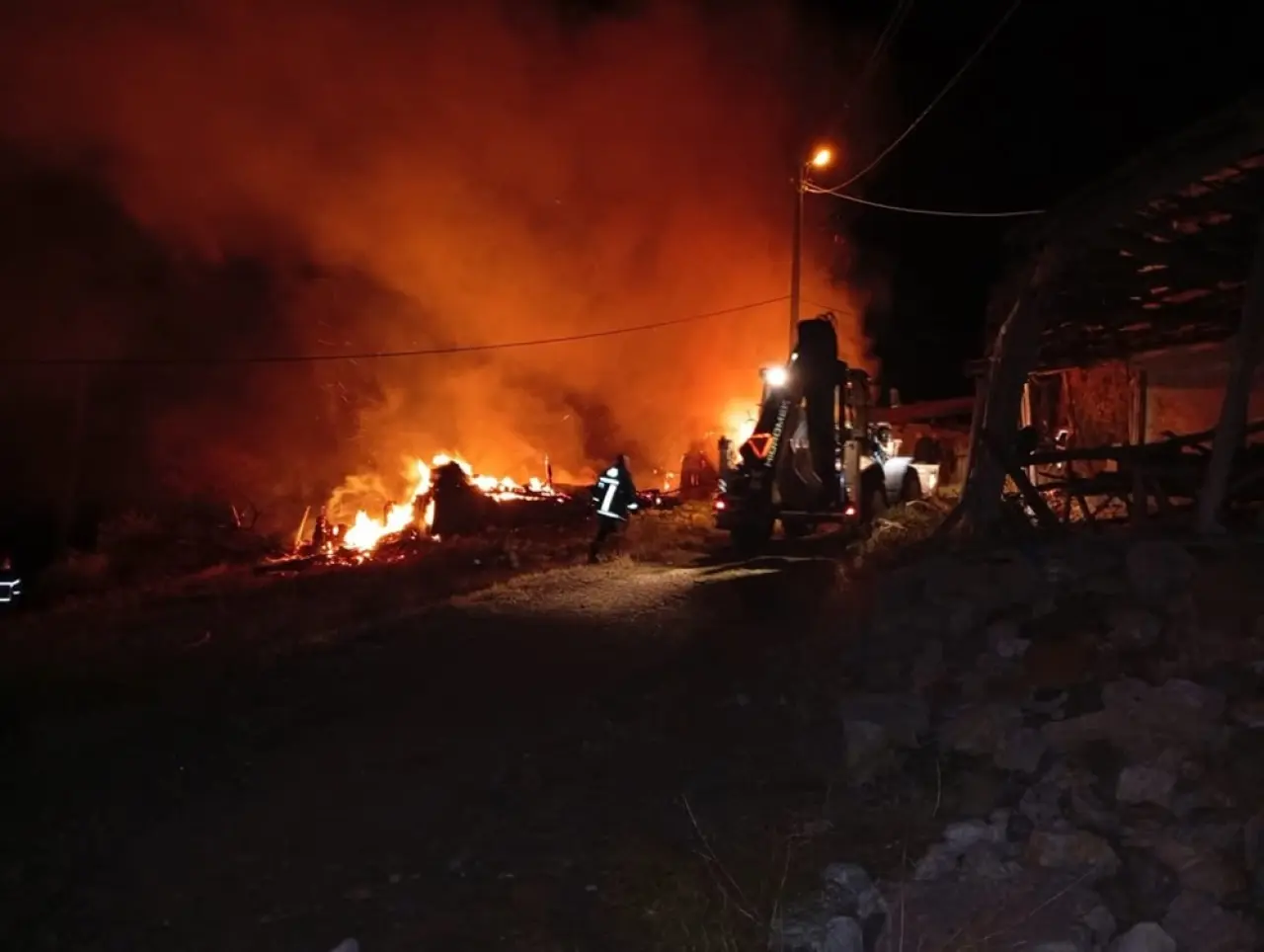 Ev, Alevlere Teslim Oldu 1