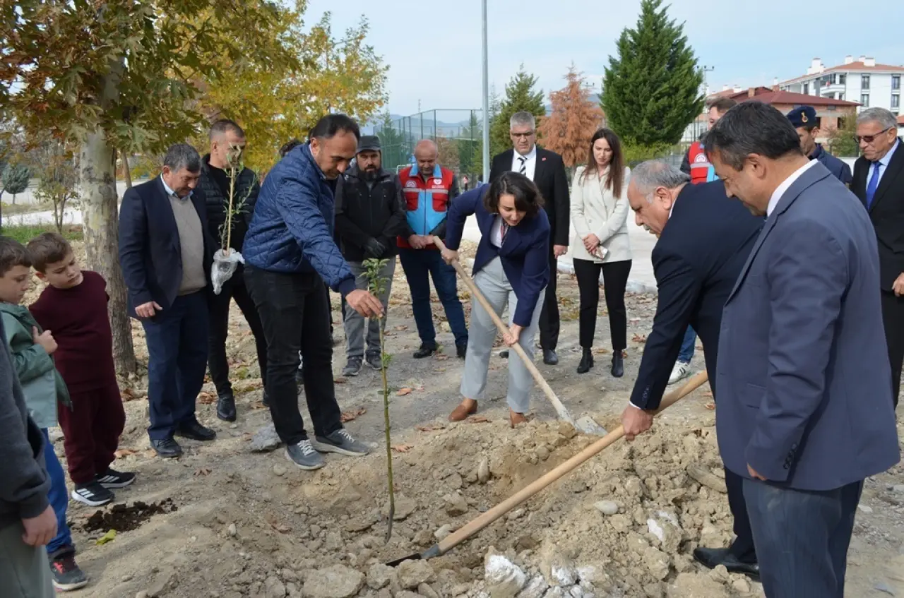 60 Meyve Fidanı Toprakla Buluşturuldu 4