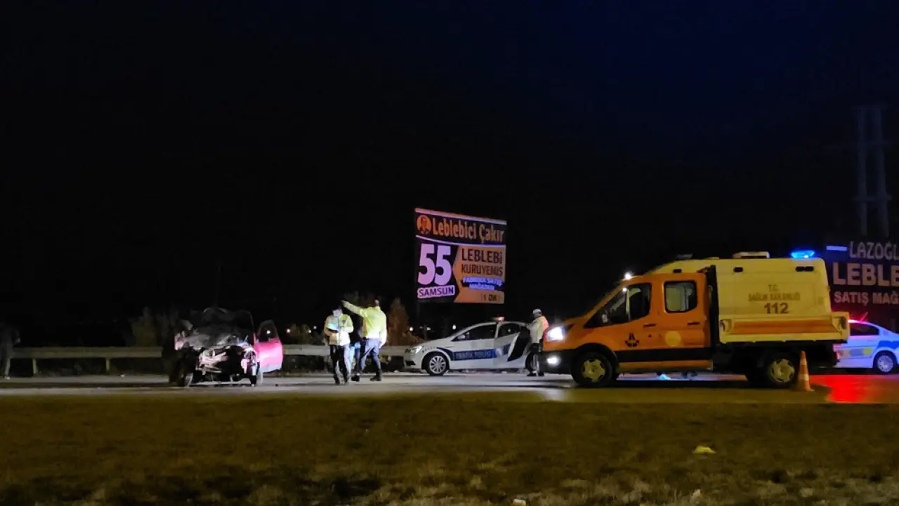 TIR ile Otomobil Çarpıştı: 2 Yaralı 1