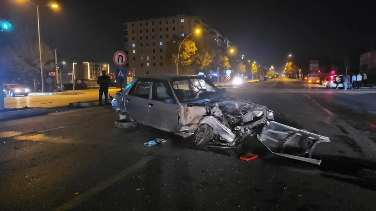 TIR’ın Çarptığı Otomobilin Sürücüsü Yaralandı 1