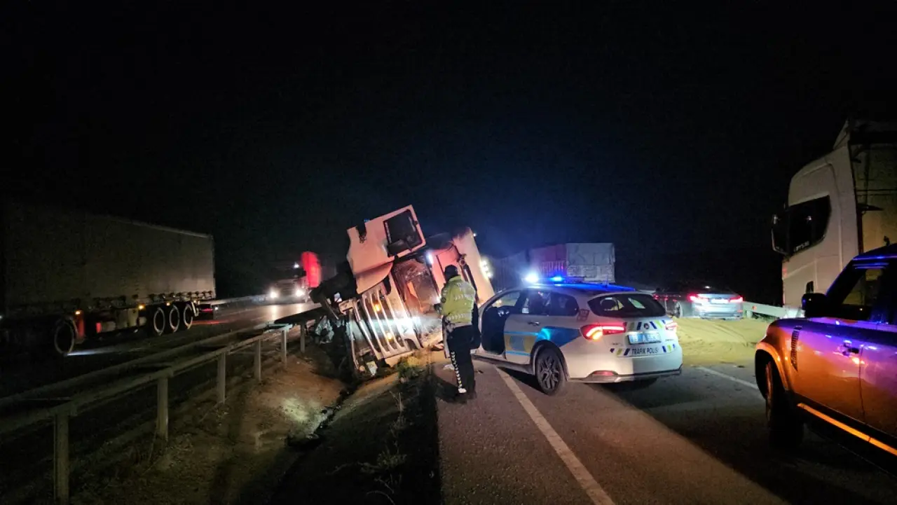 Yem Yüklü TIR Devrildi 1