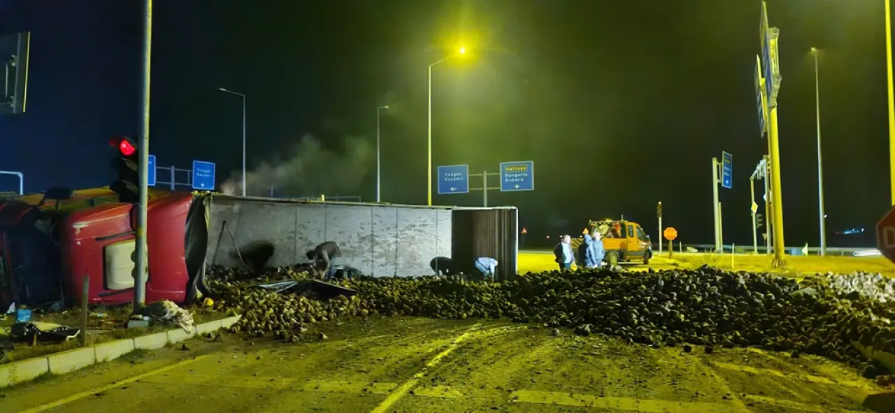 Pancarı Yüklü TIR ile Otomobil Çarpıştı 5