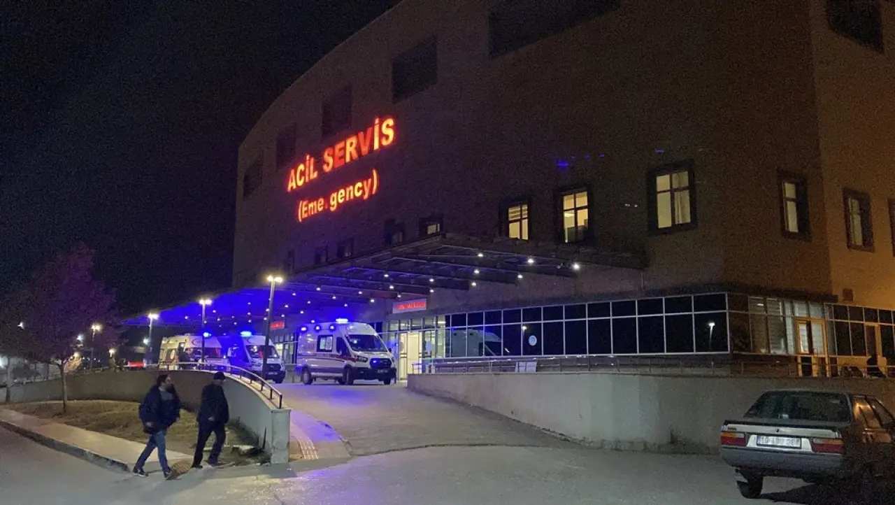 İki Otomobil Park Halindeki Vince Çarptı 2