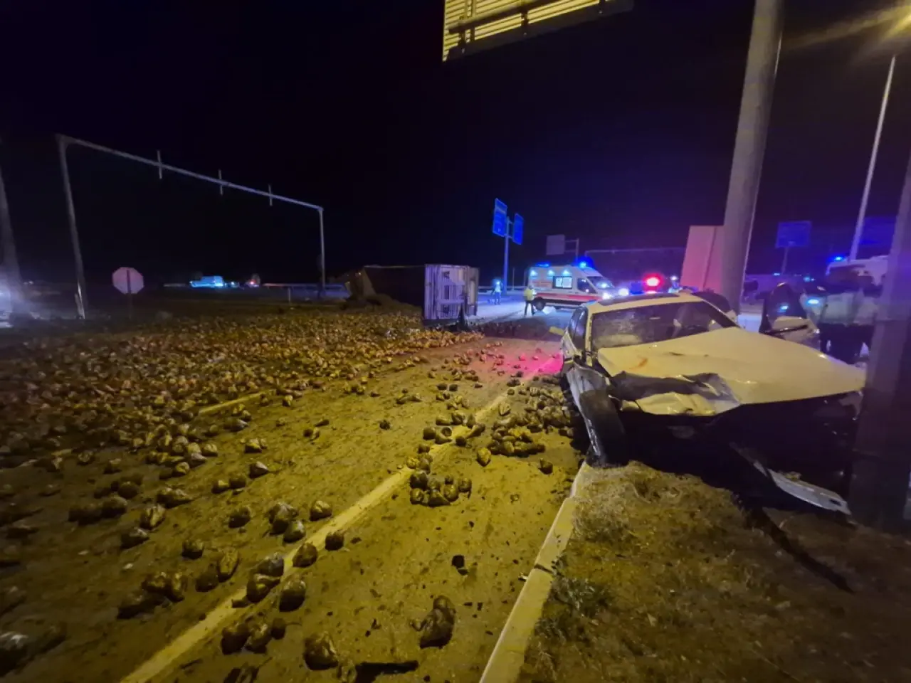 Pancarı Yüklü TIR ile Otomobil Çarpıştı 1