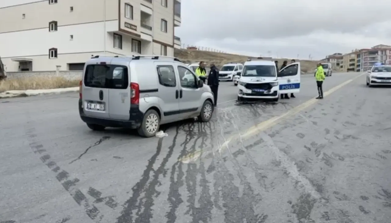 Polis Otosuyla Hafif Ticari Araç Çarpıştı 3