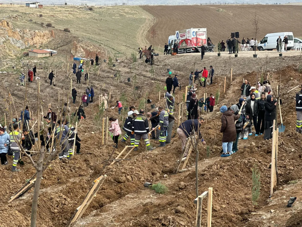 Yeni Ormanda İlk Ağaçlar Toprakla Buluştu 4