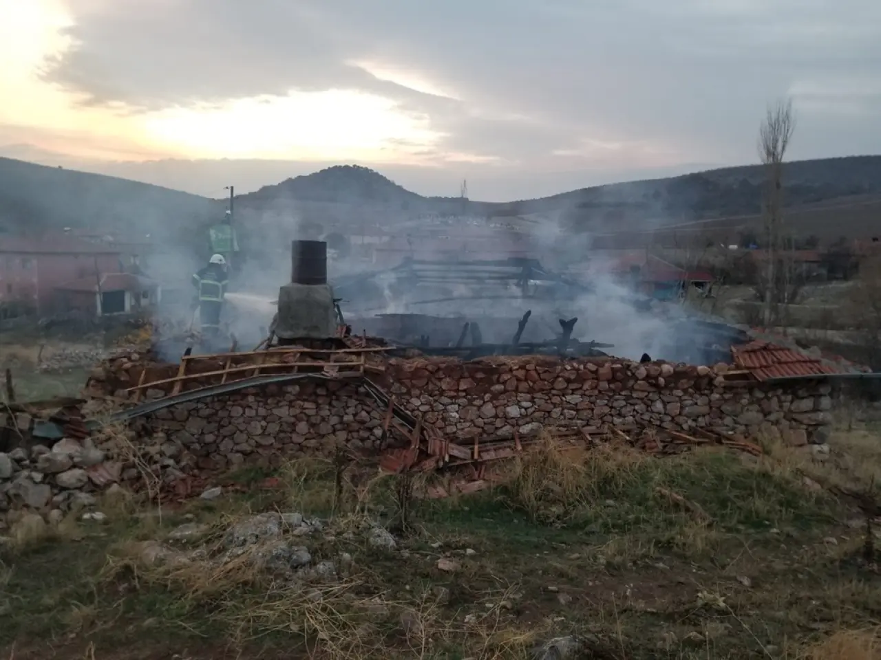 Eski Kıyafetleri Tandırda Ateşe Verdi 3